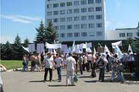В Харькове из-за сессии облсовета собрались уже два пикета